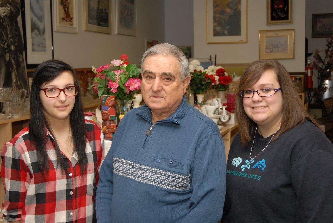 La bénévole à la boutique Pour une deuxième vie, Gaëlle Simonet, le propriétaire Nicola Fraraccio et sa petite-fille Stéphanie Lamontagne participeront au Défi têtes rasées.