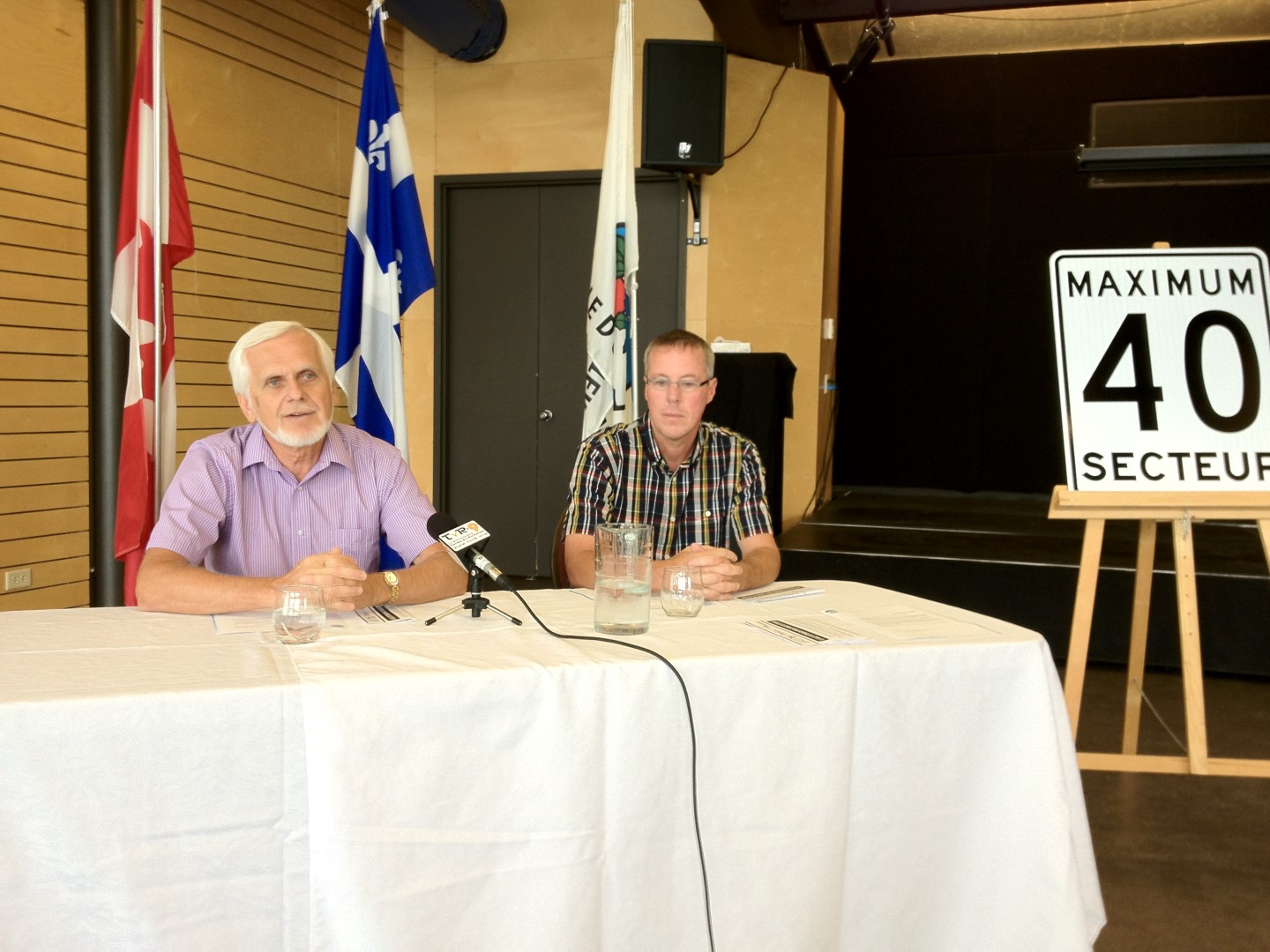 Le maire d’Otterburn Park, Gérard Boutin, et le directeur du Service des travaux publics, Daniel Parenteau, ont annoncé officiellement l’entrée en vigueur de la limite de vitesse de 40&nbsp;km/h dans les rues de la municipalité.