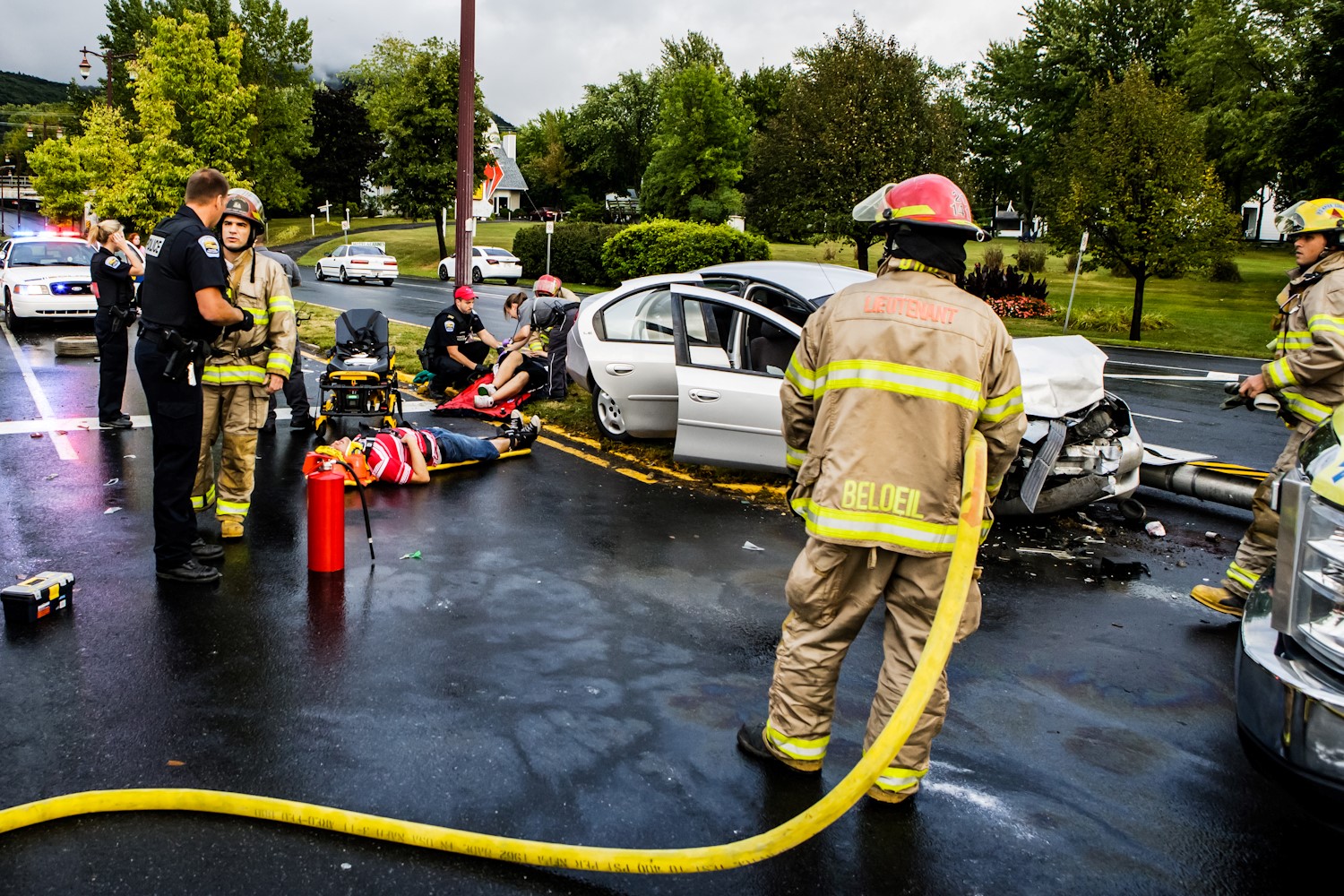 L'homme à bord de l'automobile qui s'est fait emboutir et les deux passagers du véhicule fautif ont été transportés à l'hôpital pour des blessures qui semblaient en apparence mineures.