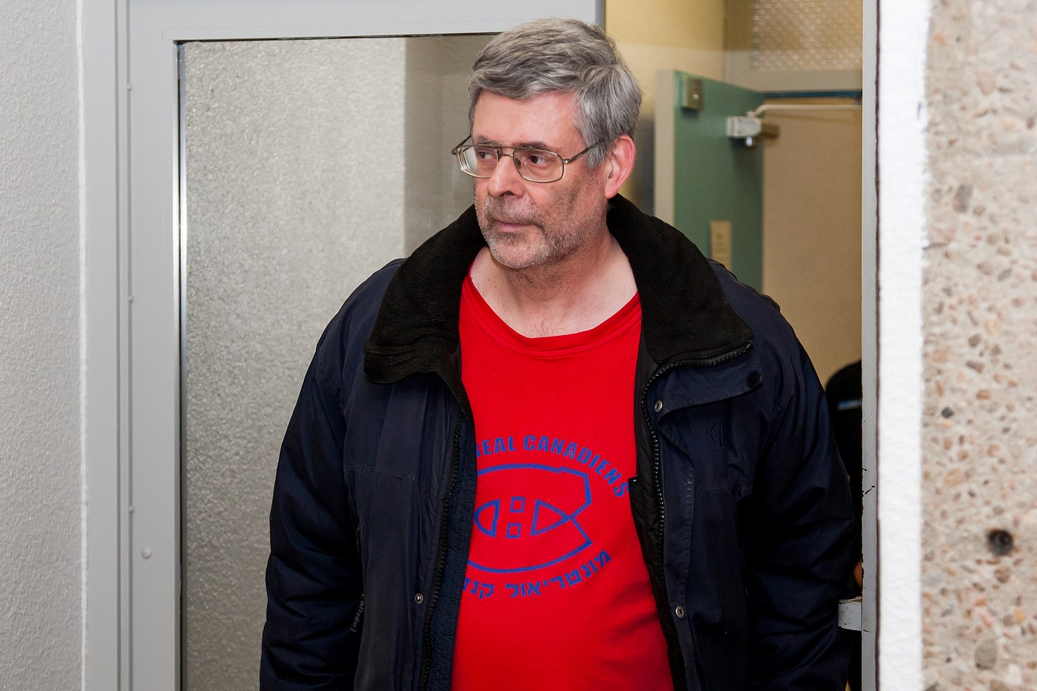 Le curé Daniel Moreau, à sa sortie du Palais de justice de Sorel-Tracy, vers 18 h le lundi 11 mars.
