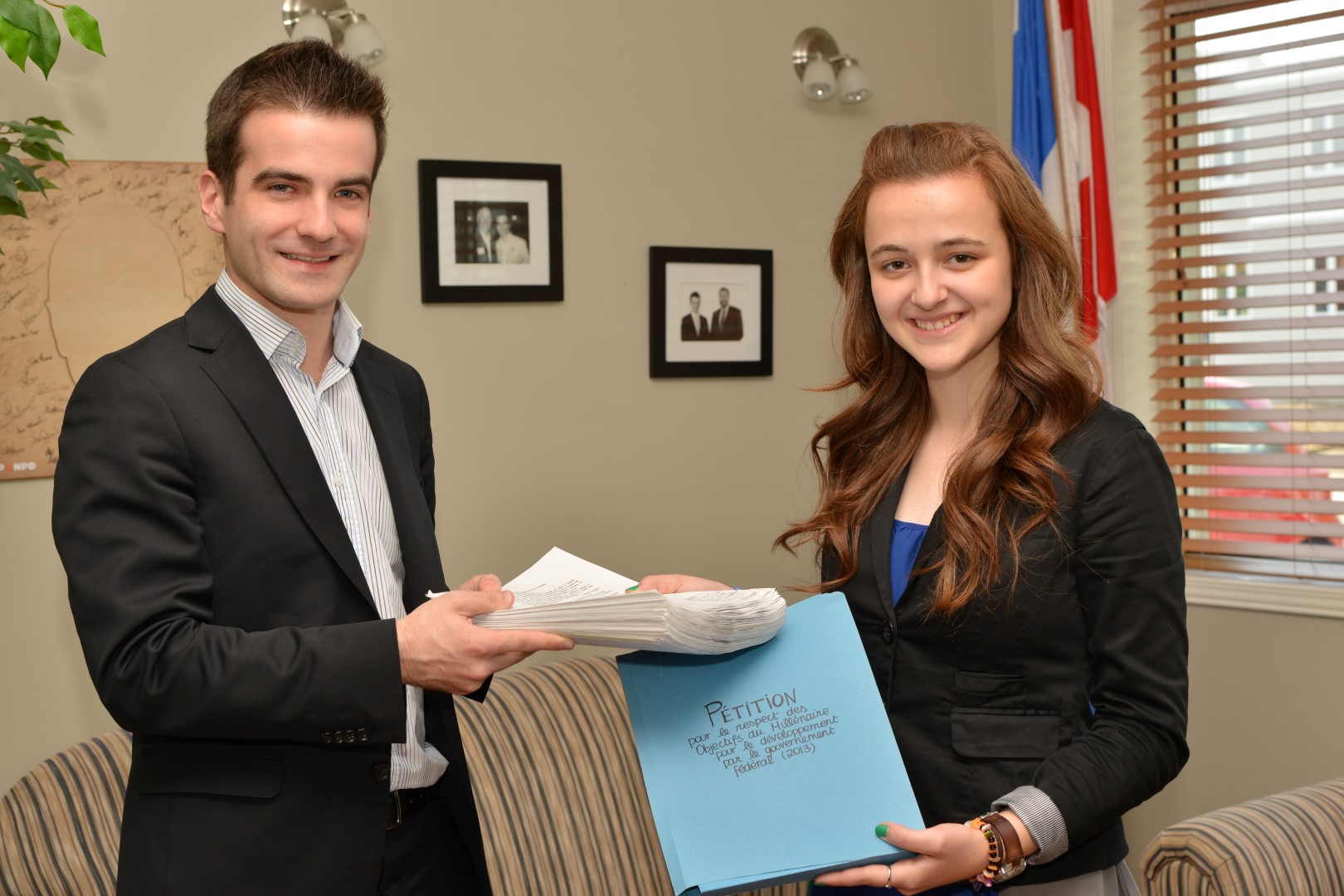 Matthew Dubé, député de Chambly-Borduas, était plus qu'impressionné par la pétition de 5000 signatures remise par Charlotte Côté, le 10 mai.