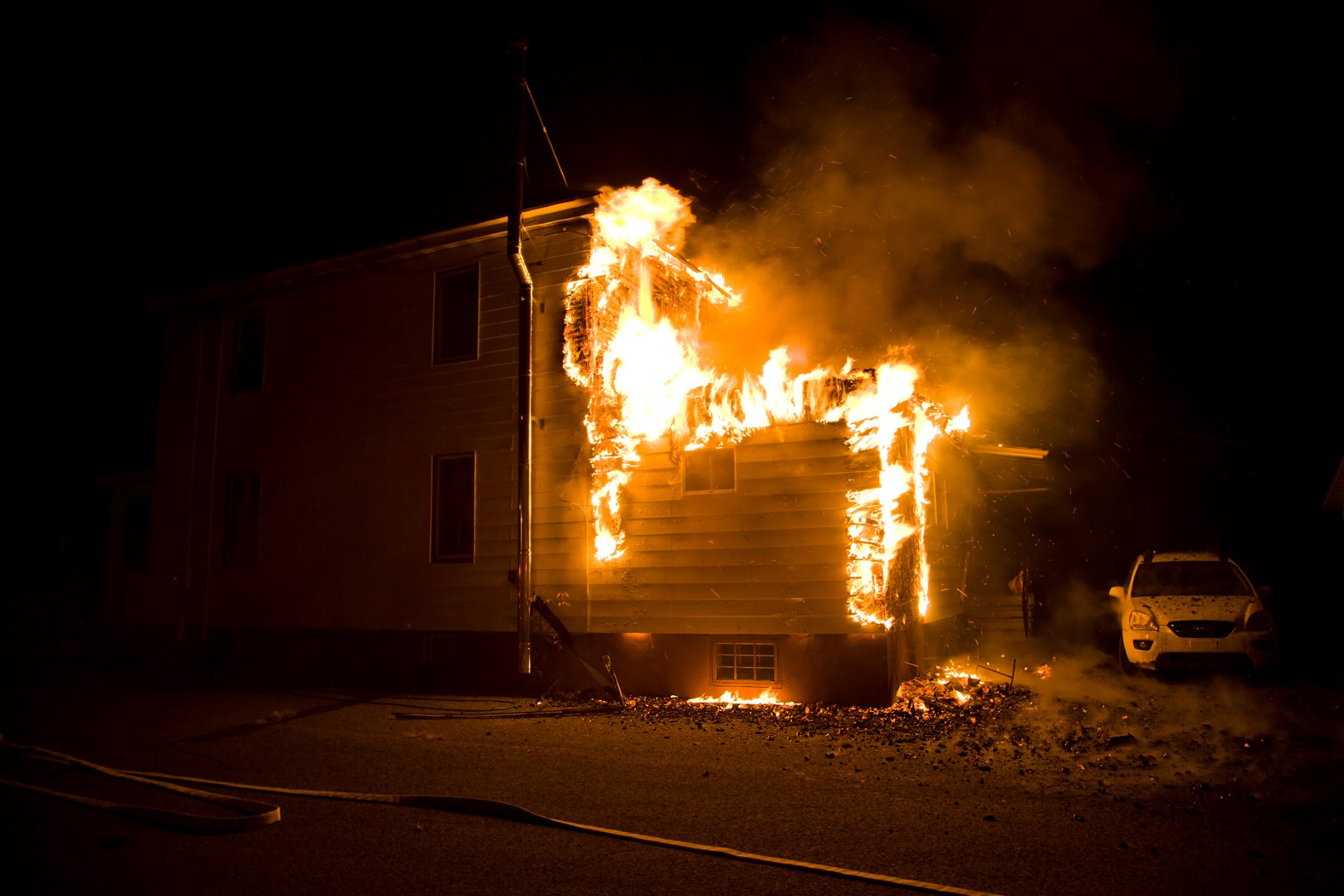 Les pompiers ont pu sauver le bâtiment dont les dommages ont été évalués sommairement à 40 000 $ et se sont concentrés sur environ 25 % de la superficie. (Photo: Pascal Cournoyer)