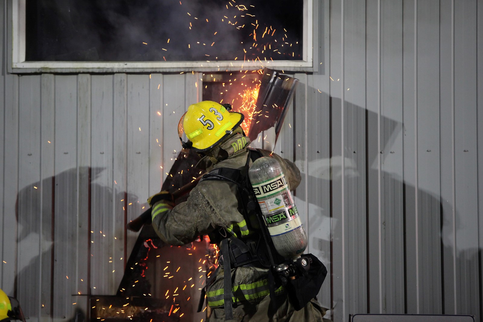 Deux équipes totalisant une quinzaine de pompiers ont été dépêchées sur place pour éteindre cet incendie de structure qui a été rapidement maîtrisé.
