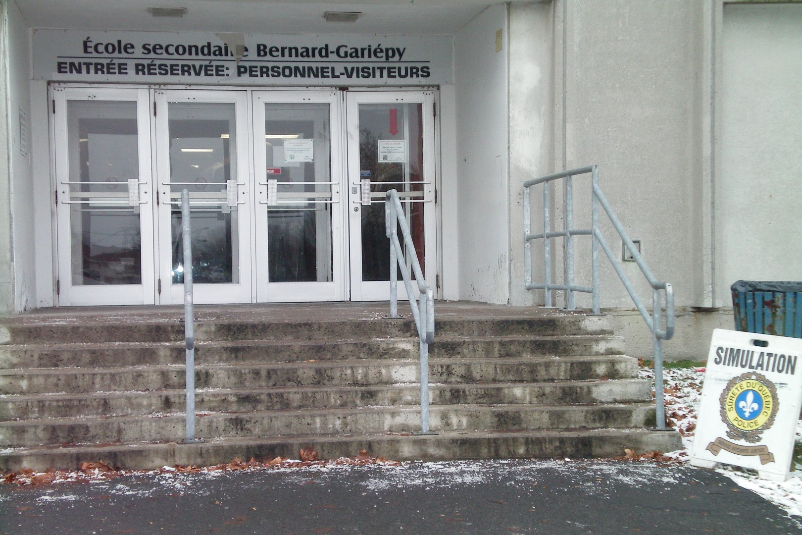 Avec les divers incidents impliquant des personnes armées ou des tireurs actifs qui se sont produits au cours des dernières années dans des établissements scolaires, une pratique de confinement barricadé a eu lieu à l’école secondaire Bernard-Gariépy.