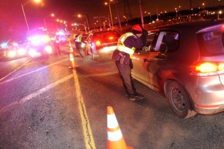 Plus de 10 000 conducteurs ont été interpellés et 14 conducteurs ont été arrêtés pour avoir conduit un véhicule alors que leur capacité de conduite était affaiblie par l’alcool.