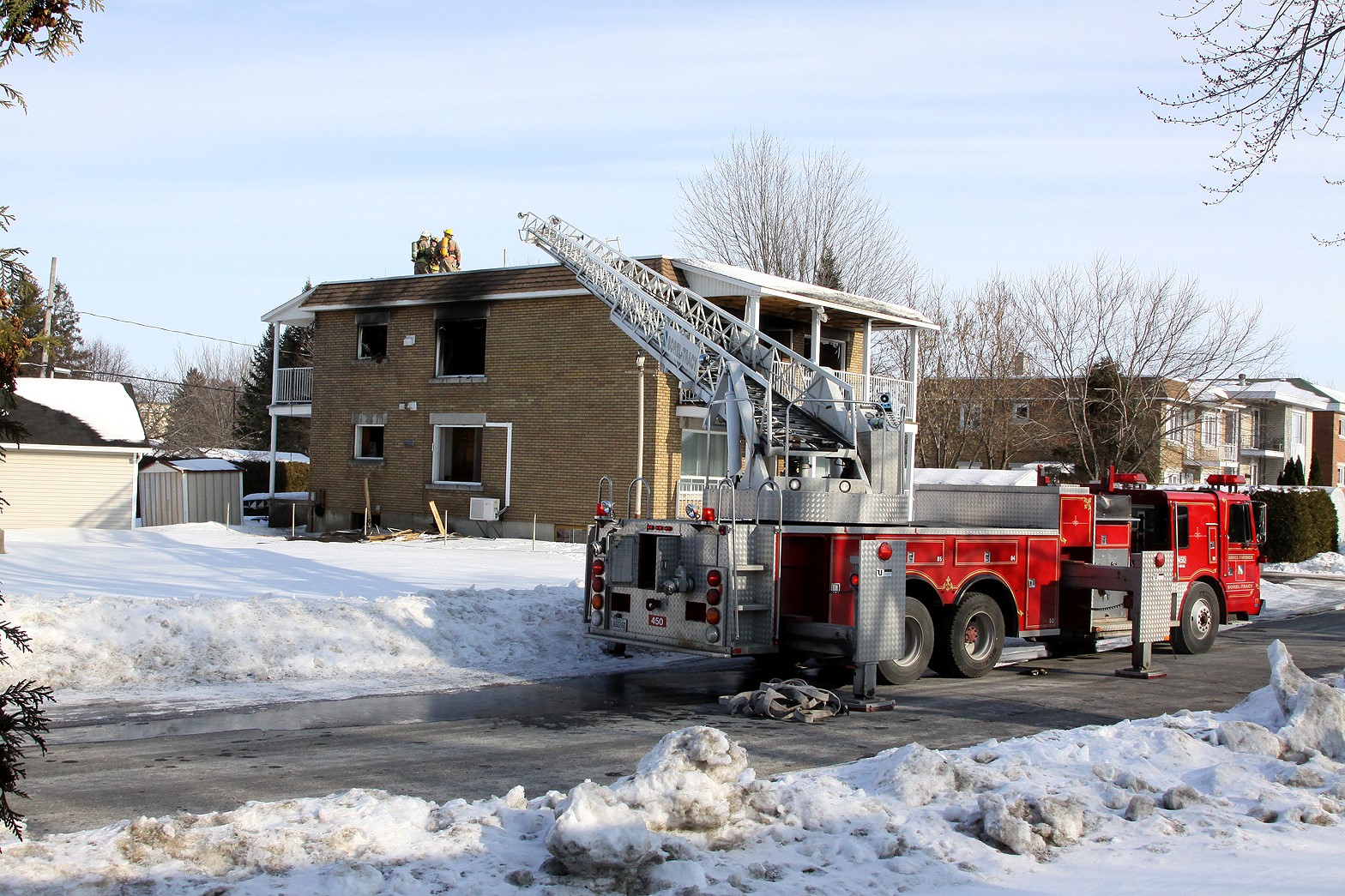 Une quarantaine de pompiers de Sorel-Tracy, mais aussi de Saint-Roch-de-Richelieu et de Contrecoeur, ont été appelés sur les lieux pour maîtriser le brasier.