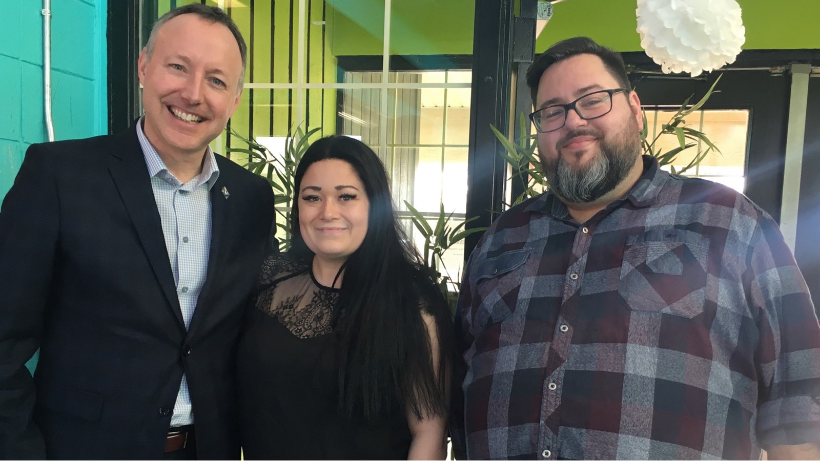 Le député Jean-Bernard Émond prend la pose avec Marianne St-Amant, chargée de projet et David Mc Dermott, coordonnateur de la Maison des jeunes de Tracy L'Air du Temps.