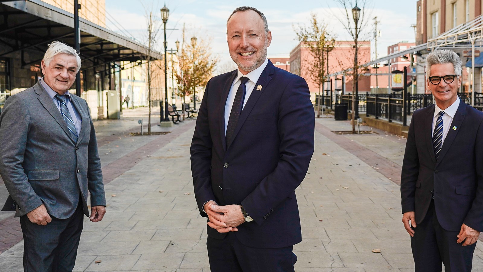 Le député Jean-Bernard Émond a pris la pose avec le maire de la Ville de Sorel-Tracy, Serge Péloquin et le préfet de la MRC de Pierre-De Saurel, Gilles Salvas lors de l'annonce 