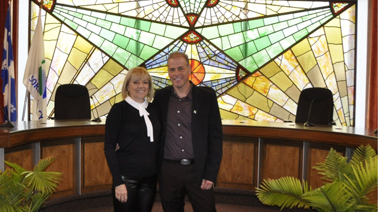 Le conseiller Stéphane Béland et sa conjointe, Annie Mongeon ont pris la pose lors de la cérémonie d'assermentation du nouveau conseiller municipal
