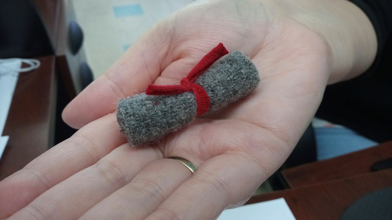Le symbole de la soirée : l’épinglette de la petite couverture et le ruban rouge.