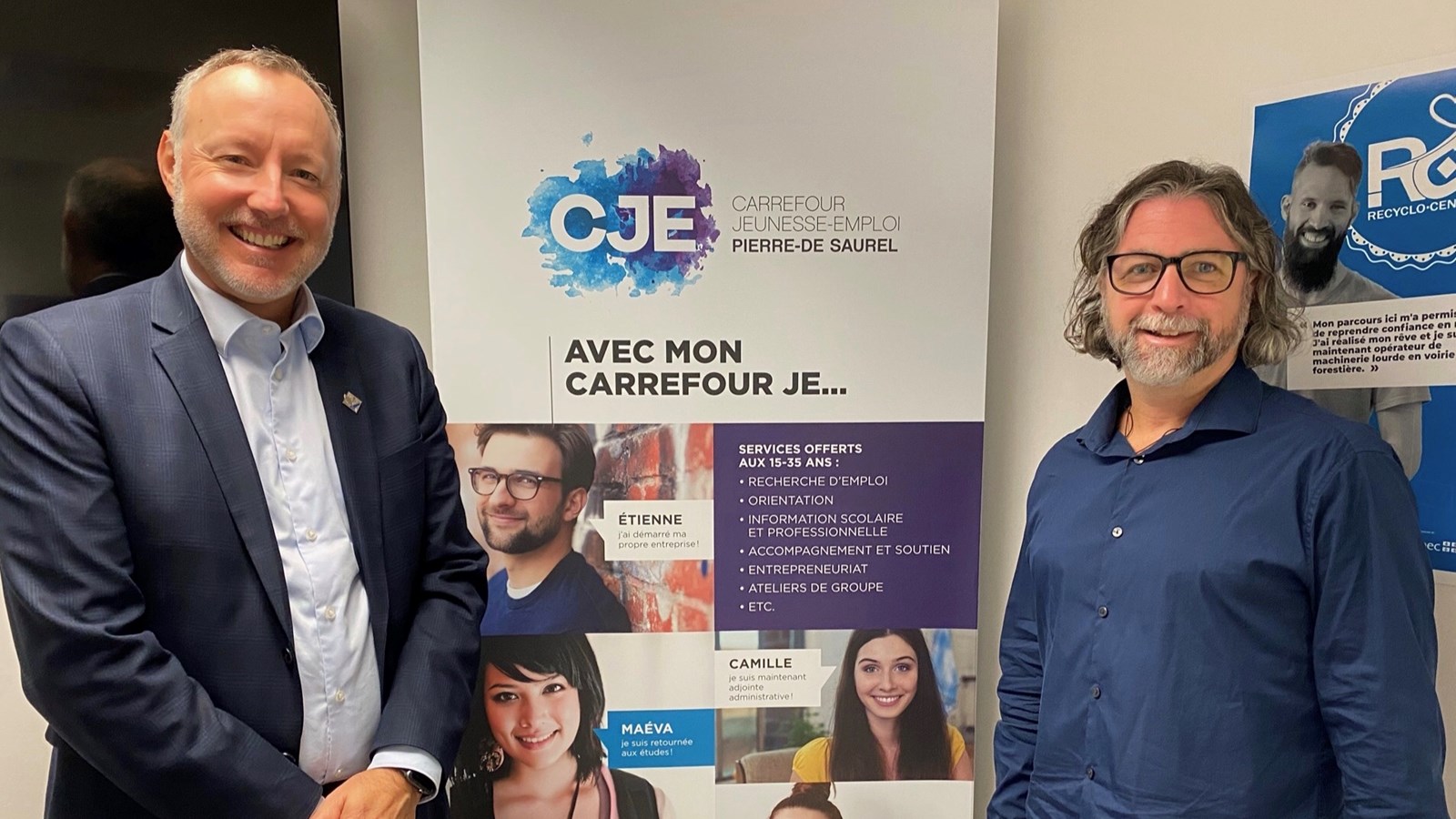 Jean-Bernard Émond, député de Richelieu et Mario Fortin, directeur général du Carrefour jeunesse-emploi de Pierre-De Saurel. Notez que le masque a été retiré uniquement pour la prise de photo.