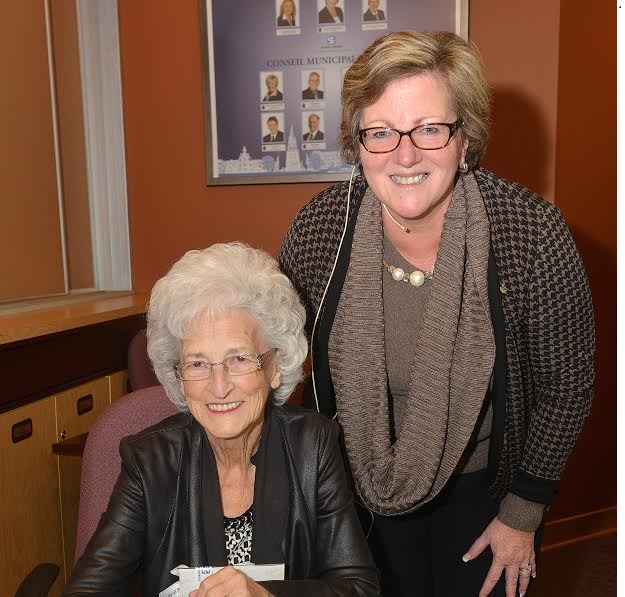 Gisèle Gladu, accompagnée de la mairesse de Sainte-Thérèse, Sylvie Surprenant