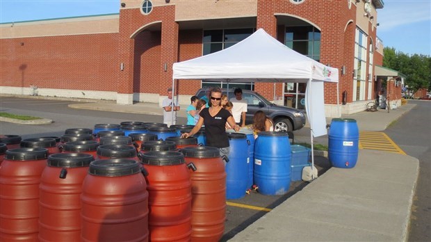 Des barils récupérateurs d’eau à prix modique distribués à Sainte-Thérèse