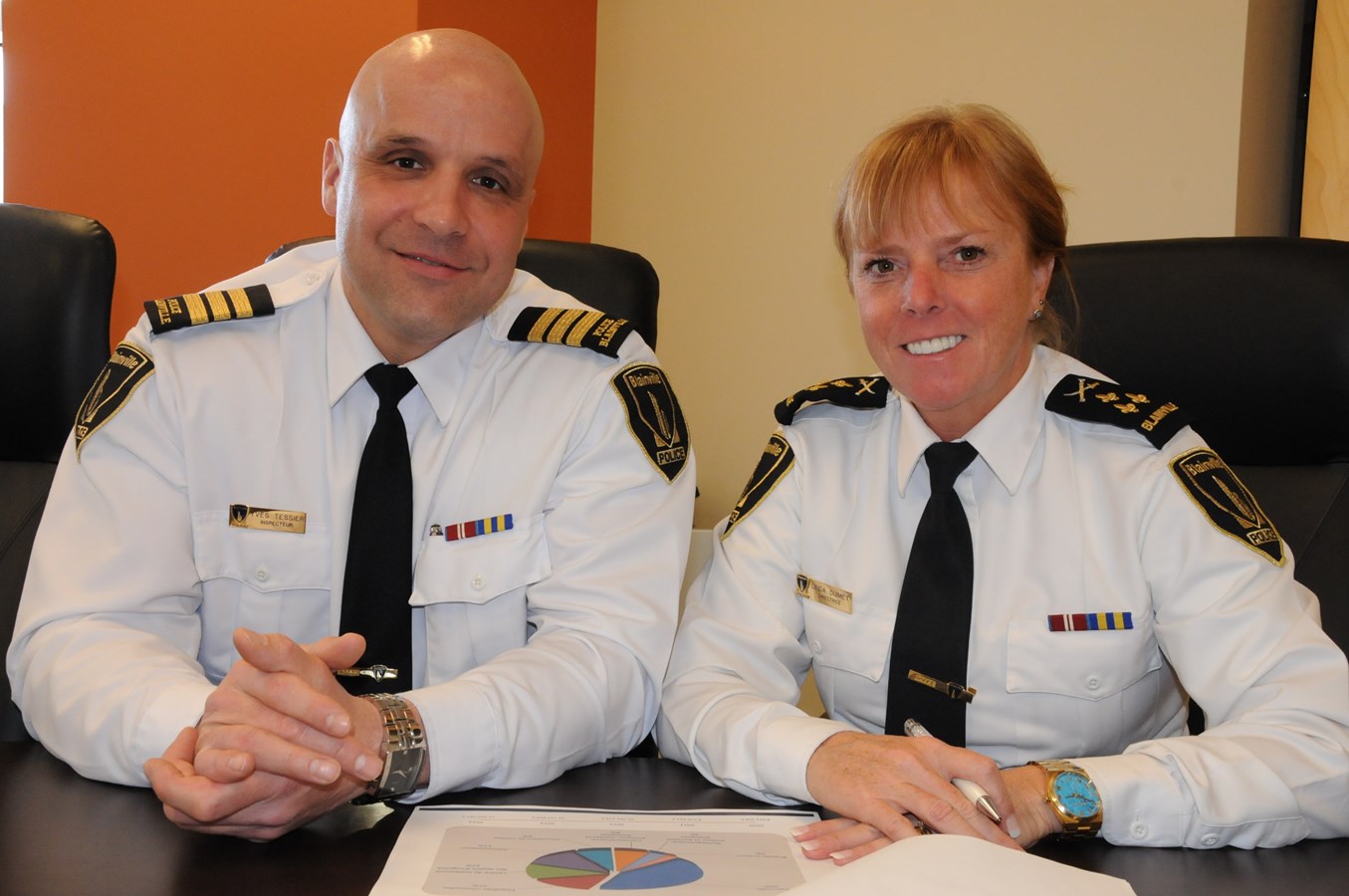 La directrice du Service de police de Blainville, Linda Ouimet, accompagnée du directeur adjoint par intérim, Yves Tessier