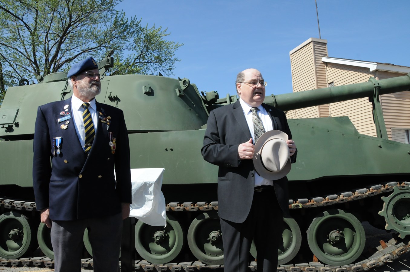 Le président de la Légion canadienne de Sainte-Thérèse, Jean-Denis Nantel, et le député Alain Giguère.