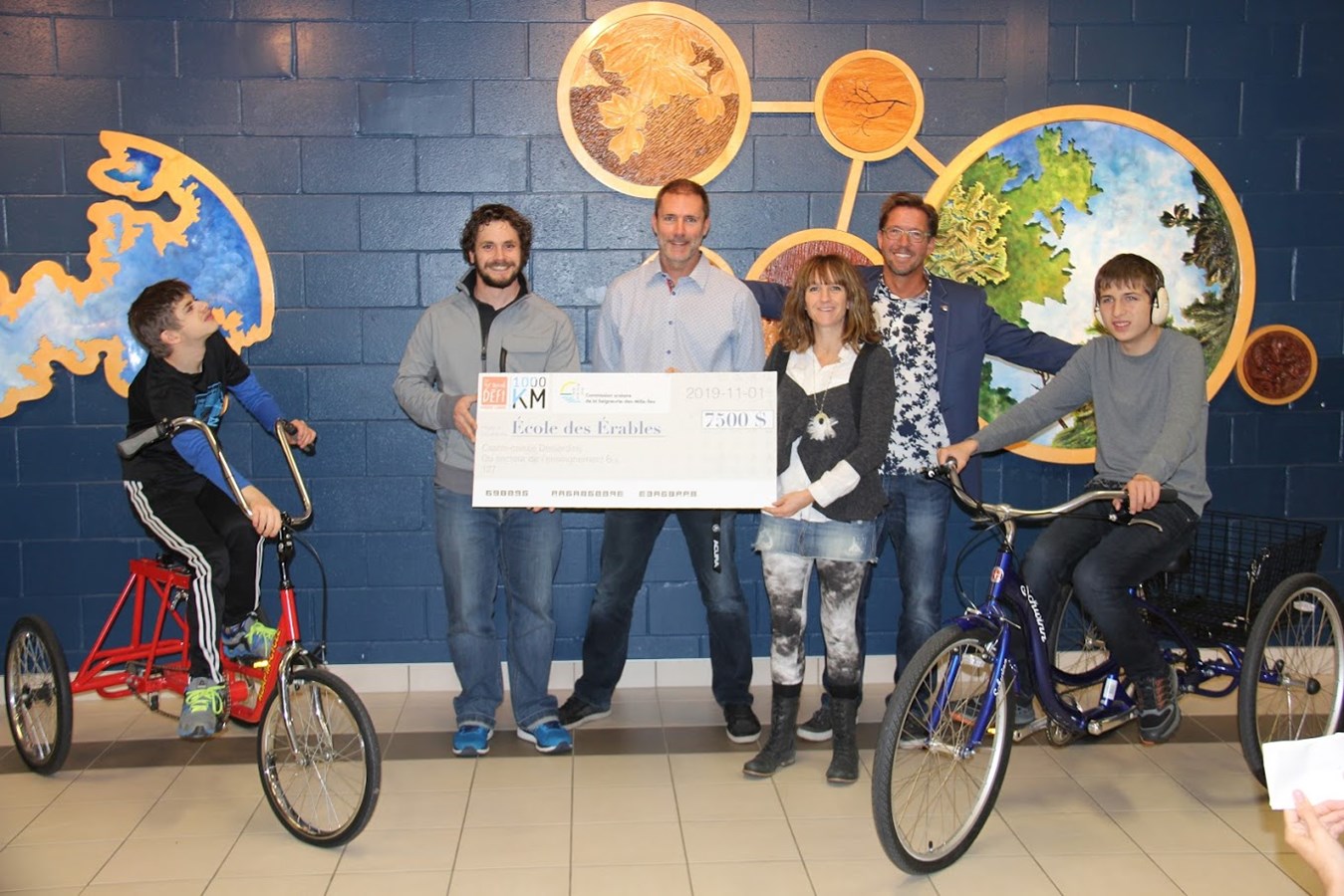 De gauche à droite: Jean-Luc Gohier, Michel Langlois, Nadyne Doucet, Jean-François Dupras, membres de l'équipe CSSMI du 1000 km en compagnie de deux élèves de l'école des Érables.