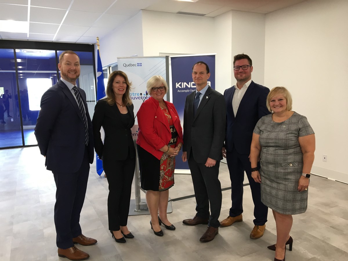 Charles Deguire, président de Kinova; Sylvie Pinsonneault, première vp stratégies et solutions d’affaires chez IQ; Sylvie D’Amours, ministre responsable de la région des Laurentides; Éric Girard, député de Groulx, ministre des Finances et ministre responsable de la région de Laval; François Boucher, vp exécutif de Kinova et Marlène Cordato, mairesse de Boisbriand. 