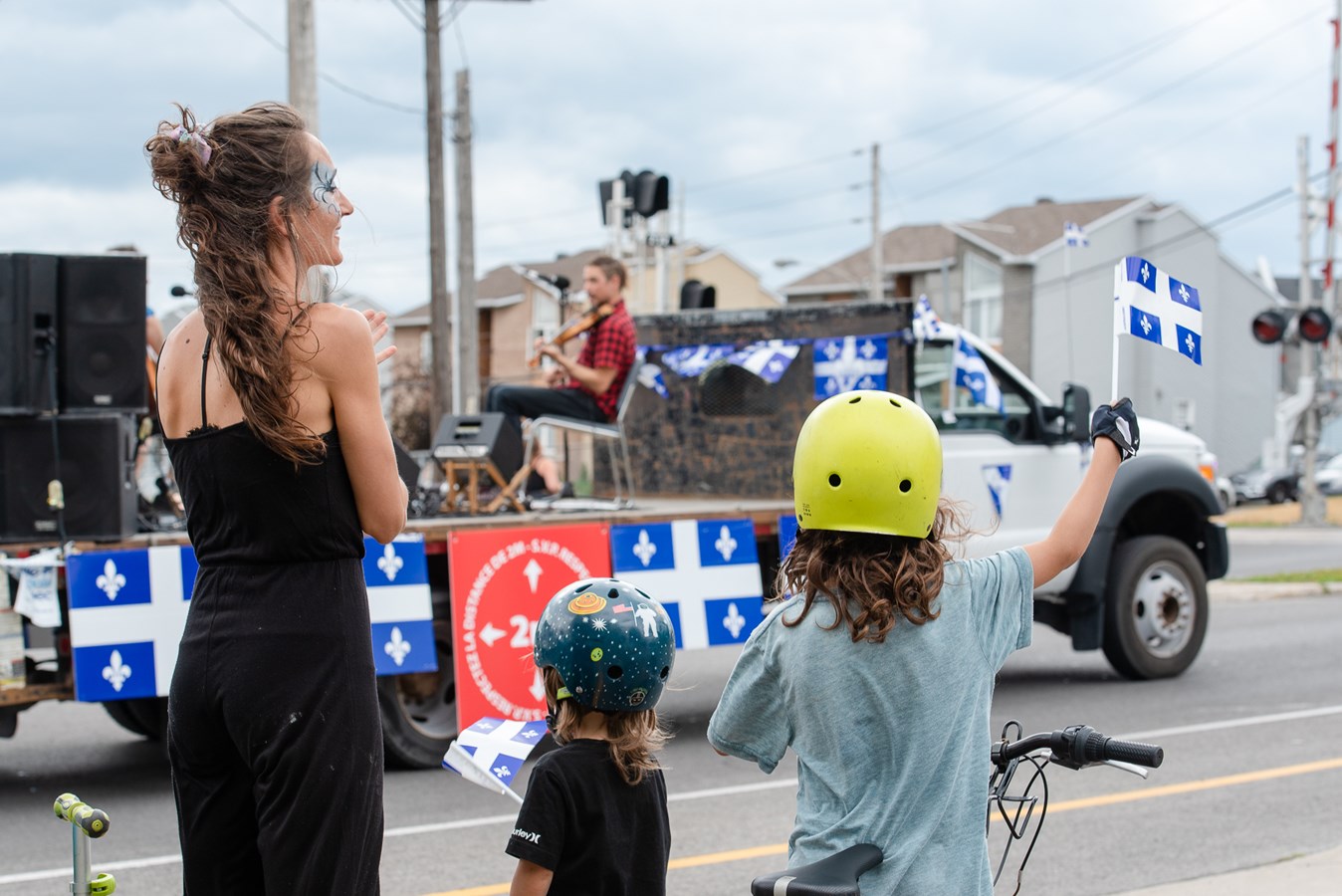 C’est sur trois parcours qu’autant de groupes d’artistes et d’amuseurs ambulants ont sillonné la ville, arborant fièrement les drapeaux du Québec pour souligner cette journée du 24 juin. 