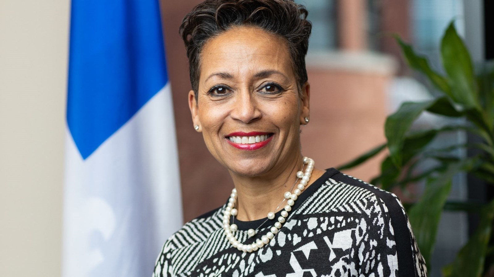 La ministre des Relations internationales et de la Francophonie et ministre responsable de la région des Laurentides, Mme Nadine Girault