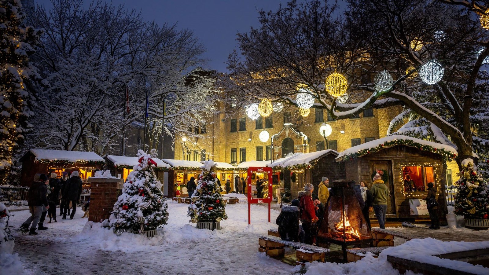 En soirée, faites vos achats des Fêtes en profitant de l’ambiance lumineuse du Village et faites chauffer vos guimauves autour du feu.