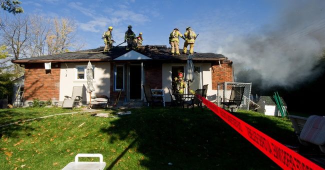 &lt;p&gt;Des résidants du secteur de Sainte-Rose, à Laval, devront être relocalisés temporairement à la suite d’un incendie qui a endommagé leur demeure du chemin de l’Équerre, le samedi 13 octobre 2012.&lt;/p&gt;&lt;p&gt;MARTIN ALARIE/L'ÉCHO DE LAVAL/AGENCE QMI