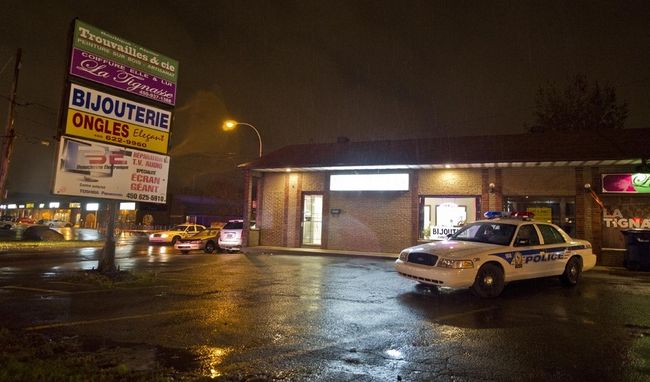 Deux suspects armés de machettes ont ligoté les employés d’une bijouterie avant de prendre la poudre d’escampette avec plusieurs milliers de dollars en bijoux, vendredi soir, à Laval.