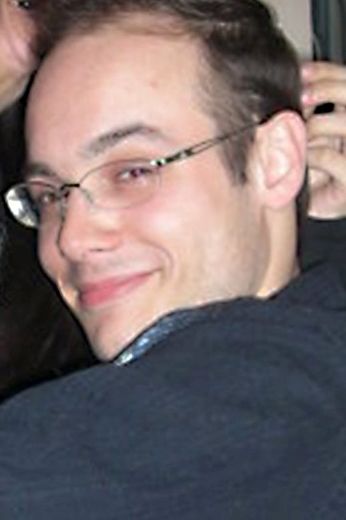 Steven Léger, 27 ans, assassine sa petite amie, Anne-Marie Desaulniers, 21 ans, dans la chambre de leur appartement à Laval à coups de couteau et de marteau. Il est reconnu coupable de meurtre prémédité et a décidé d’aller en appel.