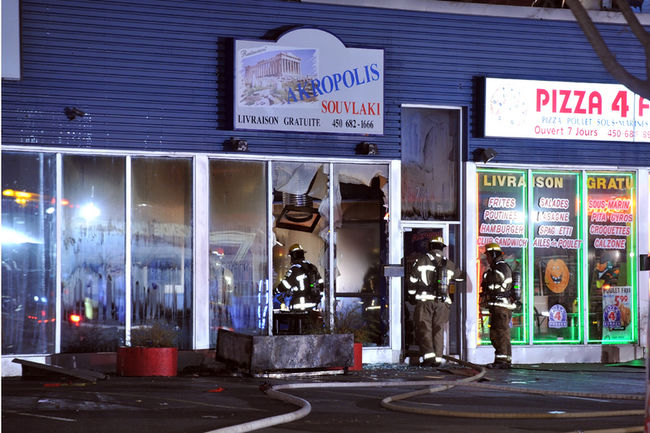 <p>Le restaurant Akropolis Souvlaki, situé à Laval, a été la cible d’un incendiaire, tôt mercredi. Vers 2 h 45, les pompiers ont été alertés par une alarme de ce restaurant du boulevard Curé-Labelle, le 7 novembre 2012.|PHOTO ERIK PETERS/AGENCE QMI