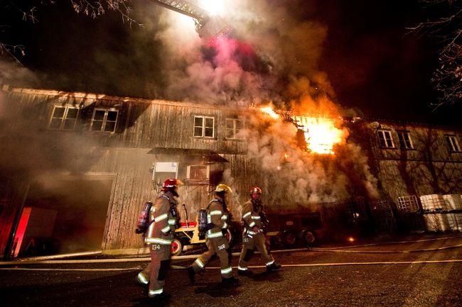 <p>Un incendie considéré suspect par les policiers a causé de lourds dommages dans un vignoble de Laval, tôt lundi. Le feu s’est déclaré peu après minuit au vignoble du Château Taillefer-Lafond, situé sur la montée Champagne.|PHOTO Martin Alarie / Agence QMI