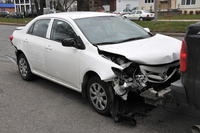 Un homme a subi d’importantes blessures après avoir percuté violemment deux véhicules stationnés alors qu’il circulait en sens inverse sur le boulevard Concorde Ouest.
