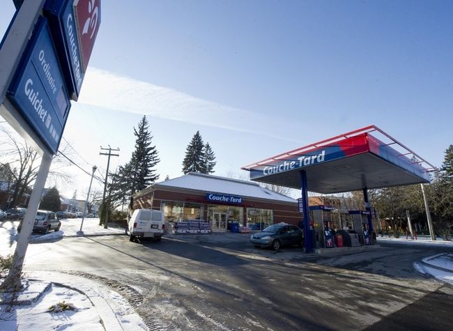 <p>Un homme a perpétré un vol qualifié dans ce dépanneur du boulevard Sainte-Rose, le 30 novembre vers 2 h 45.