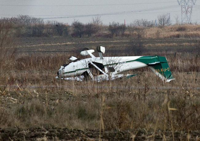 <p>Un petit avion s’est renversé, le vendredi 7 décembre vers midi, au moment du décollage et s’est écrasé dans le secteur Saint-François, à Laval.</p><p>MARTIN ALARIE/L'ÉCHO DE LAVAL/AGENCE QMI