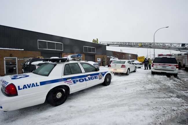 Les pompiers de Laval ont assité les techniciens d'Hydro-Québec qui ont démantelé le système électrique installé sur la toiture du local du boulevard Saint-Elzéar.