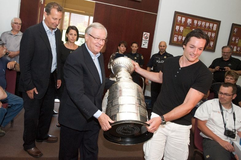 Gagnant de la plus récente coupe Stanley, le gardien de but des Kings de Los Angeles Jonathan Bernier était de passage à Laval, là où il a évolué jusqu’au niveau midget AAA.