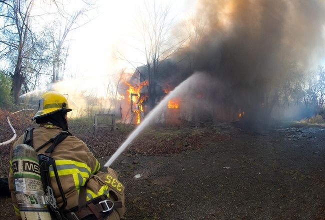 Six unités et 19 pompiers ont été déployés sur les lieux pour éteindre le brasier.