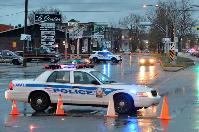 Le boulevard Cartier a été fermé à la circulation dans les deux directions afin de permettre aux enquêteurs en collision d'établir les circonstances exactes de l'accident.