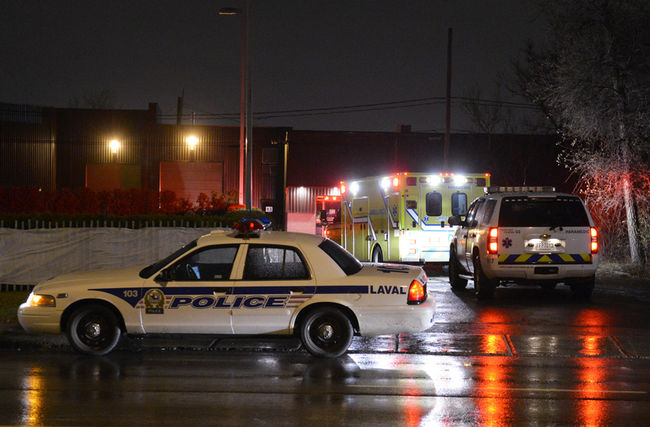 <p>Un jeune homme qui venait de fracasser une vitrine d’un commerce de Laval a dû faire appel lui-même aux policiers pour être secouru, après s’être blessé dans sa fuite, tôt dimanche le 10 novembre 2013. </p><p>PASCAL GIRARD/AGENCE QMI