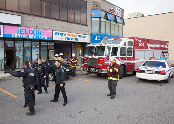 Une voiture a percuté une façade vitrée de la garderie Face à Face, située au 535 boul. Saint-Martin Ouest.<@.    à Laval le \12\ \November\ 2013. DANIEL THERRIEN/L'ÉCHO DE LAVAL/AGENCE QMI