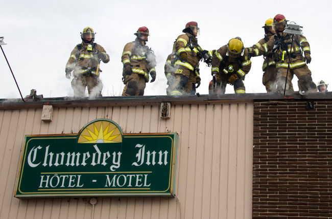 Un violent incendie a éclaté dans une chambre de l’hôtel-motel Chomedey Inn du quartier du même nom, jeudi après-midi.