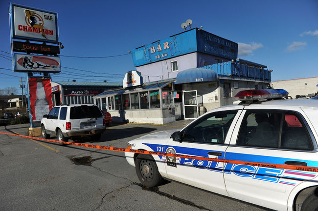 Des coups de feu auraient été tirés dans le terrain de stationnement du bar érotique Le Champion, situé au 1407, boulevard des Laurentides, à Laval, le 28 octobre dernier. Sur la photo, une voiture qui aurait été atteinte d'un projectile d'arme à feu.