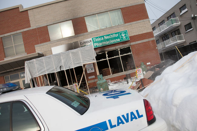 La police enquête présentement sur l'incendie. Des items de la pharmacie ou encore de l'argent aurait pu être dérobé par les malfaiteurs.