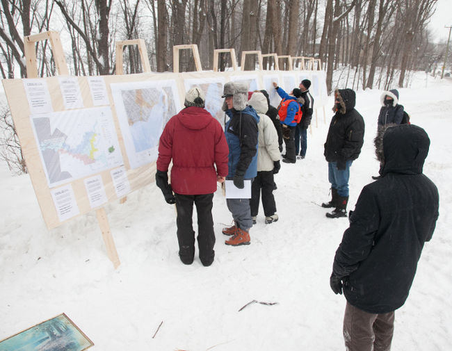 Une dizaine de personnes ont répondu samedi 21 décembre 2013 à l’appel du Comité des sinistrés des fausses zones inondables de Laval afin de protester contre l’imposition par Québec d’un nouveau tracé identifiant les zones inondables à Laval.