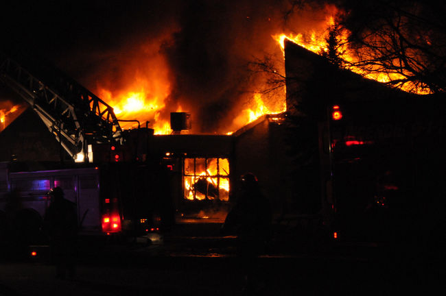 &lt;p&gt;Un incendie a complètement ravagé une résidence pour aînés du secteur Sainte-Rose, à Laval, en début de soirée, le vendredi 1er février 2013.&lt;/p&gt;&lt;p&gt;CÉDÉRICK CARON/L'ÉCHO DE LAVAL/AGENCE QMI