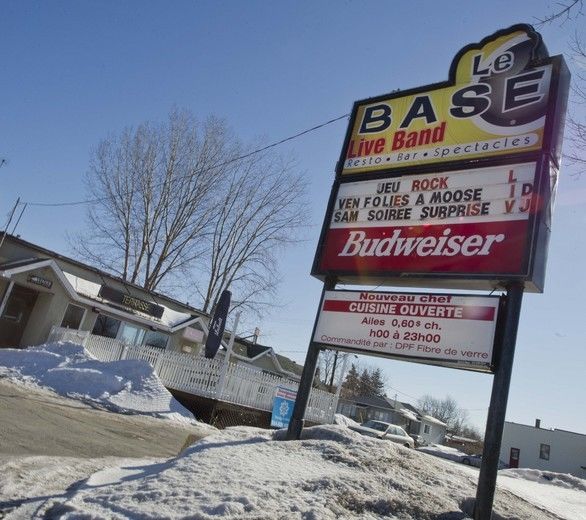 <p>Bas de vignette: La sortie d’u bar le Base a été le théâtre d’une altercation qui pourrait avoir couté la vie d’un homme samedi matin.PHOTO ALARIE PHOTOS