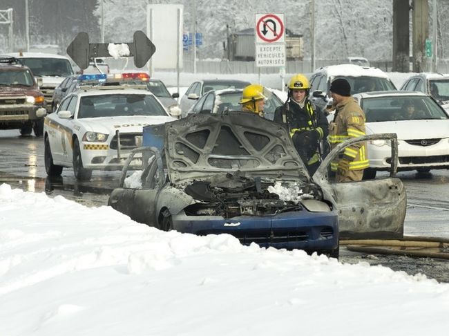 Les automobilistes qui circulaient sur l'autoroute 13 à la hauteur du boulevard Cléroux à Laval ont eu toute une surprise mercredi matin. Une voiture en flamme a causé un bouchon de circulation.