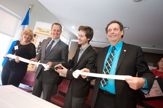 La présidente du conseil d'administration de L'Aviron, Carol Pagé, le maire de Laval, Alexandre Duplessis, le député de Laval-des-Rapides, Léo Bureau-Blouin et le président de la commission du logement social de la Communauté métropolitaine de Montréal, Pierre Charron, coupent le ruban protocolaire lors de l'inauguration du centre d'hébergement L'Aviron le 22 mars. 