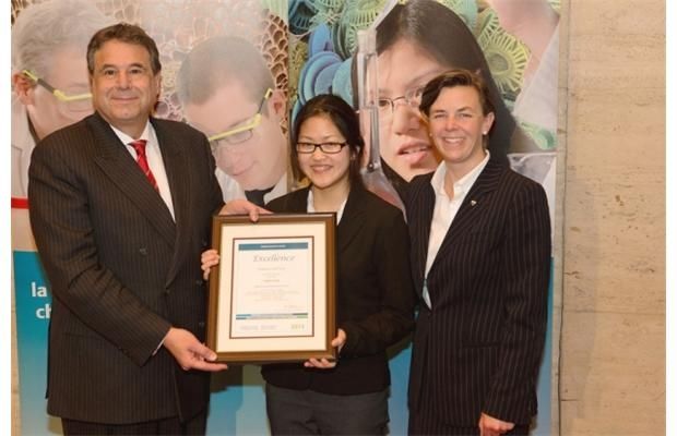 Le Dr. Alain Beaudet, président de l'Institut de recherche en santé du Canada, ainsi que l'honorable Diane Finley, Ministre des Ressources humaines et du Développement des compétences, présentent le prix de la troisième place au défi Sanofi BioGENEius à Eunice Linh You, étudiante en secondaire 5 au Laval Liberty High School.