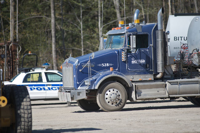 Un travailleur de 40 ans de la compagnie Construction Soter inc. a été gravement blessé au visage avec du bitume chaud, vendredi matin à Laval.