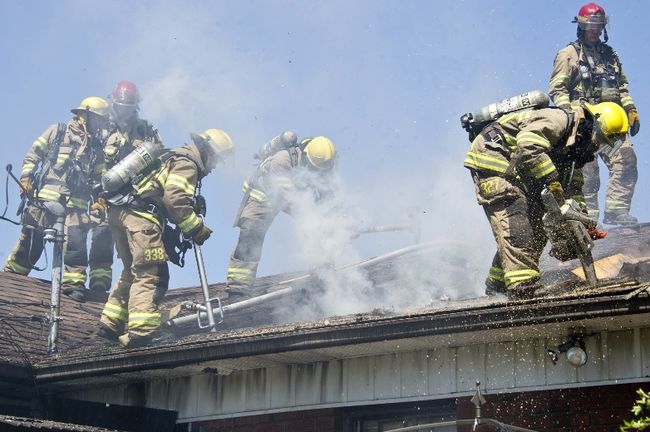 Les pompiers ont combattu le feu qui s'est propagé dans l'entretoit du 3785 rue Marquette, dans le quartier Fabreville.