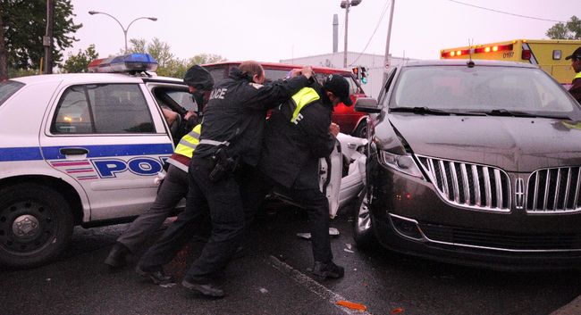 Une collision impliquant un véhicule de la police est survenue sur le boulevard Labelle, à Laval, mercredi soir.